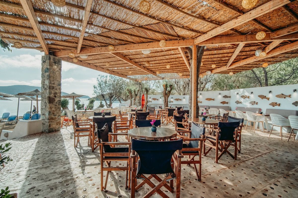 Serifos Lounge Beach Bar  Η καλύτερη μουσική. Από νωρίς το πρωί μέχρι αργά το βράδυ, απολαύστε καλοκαιρινά κοκτέιλ ή καφέ, πρωινό ή πρόχειρο γεύμα, δίπλα στην παραλία.