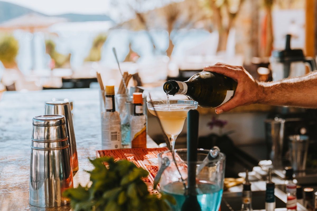 Serifos Lounge Beach Bar  Η καλύτερη μουσική. Από νωρίς το πρωί μέχρι αργά το βράδυ, απολαύστε καλοκαιρινά κοκτέιλ ή καφέ, πρωινό ή πρόχειρο γεύμα, δίπλα στην παραλία.