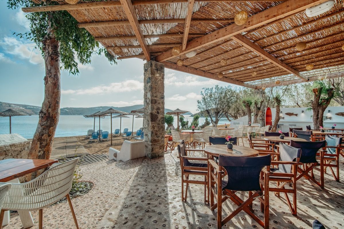 Serifos Lounge Beach Bar  Η καλύτερη μουσική. Από νωρίς το πρωί μέχρι αργά το βράδυ, απολαύστε καλοκαιρινά κοκτέιλ ή καφέ, πρωινό ή πρόχειρο γεύμα, δίπλα στην παραλία.