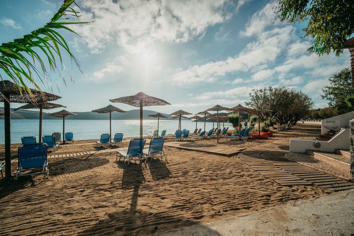 Serifos Lounge Beach Bar  Η καλύτερη μουσική. Από νωρίς το πρωί μέχρι αργά το βράδυ, απολαύστε καλοκαιρινά κοκτέιλ ή καφέ, πρωινό ή πρόχειρο γεύμα, δίπλα στην παραλία.