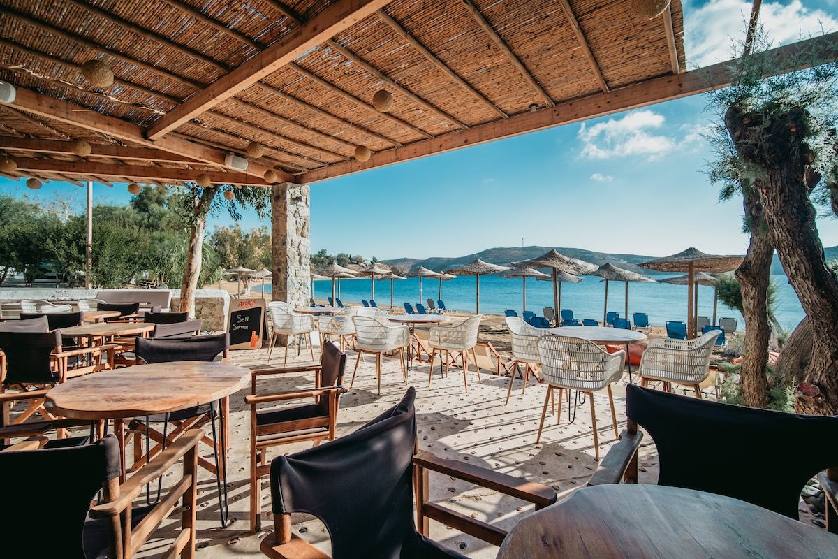 Serifos Lounge Beach Bar  Η καλύτερη μουσική. Από νωρίς το πρωί μέχρι αργά το βράδυ, απολαύστε καλοκαιρινά κοκτέιλ ή καφέ, πρωινό ή πρόχειρο γεύμα, δίπλα στην παραλία.