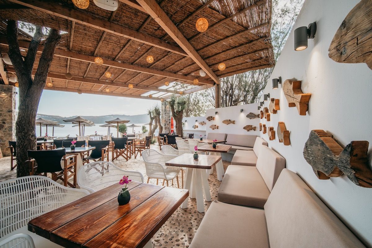 Serifos Lounge Beach Bar  Η καλύτερη μουσική. Από νωρίς το πρωί μέχρι αργά το βράδυ, απολαύστε καλοκαιρινά κοκτέιλ ή καφέ, πρωινό ή πρόχειρο γεύμα, δίπλα στην παραλία.