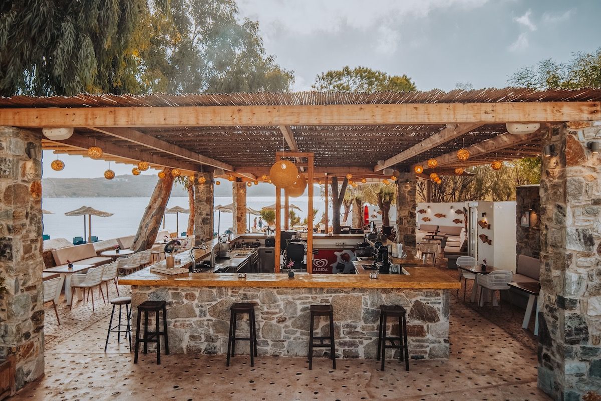 Serifos Lounge Beach Bar  Η καλύτερη μουσική. Από νωρίς το πρωί μέχρι αργά το βράδυ, απολαύστε καλοκαιρινά κοκτέιλ ή καφέ, πρωινό ή πρόχειρο γεύμα, δίπλα στην παραλία.