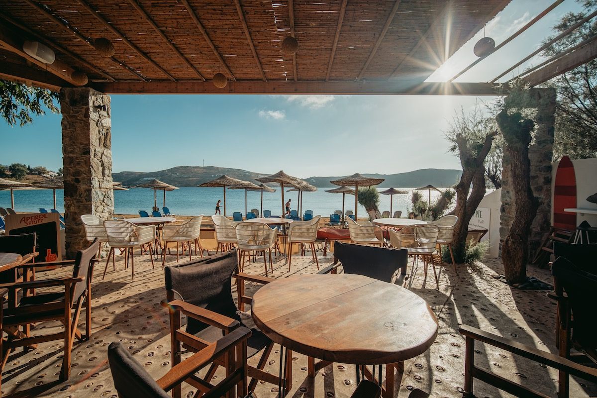 Serifos Lounge Beach Bar  Η καλύτερη μουσική. Από νωρίς το πρωί μέχρι αργά το βράδυ, απολαύστε καλοκαιρινά κοκτέιλ ή καφέ, πρωινό ή πρόχειρο γεύμα, δίπλα στην παραλία.