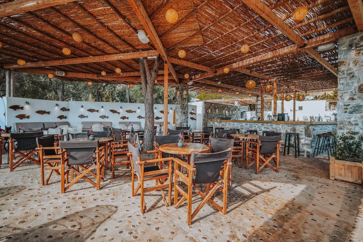 Serifos Lounge Beach Bar  Η καλύτερη μουσική. Από νωρίς το πρωί μέχρι αργά το βράδυ, απολαύστε καλοκαιρινά κοκτέιλ ή καφέ, πρωινό ή πρόχειρο γεύμα, δίπλα στην παραλία.