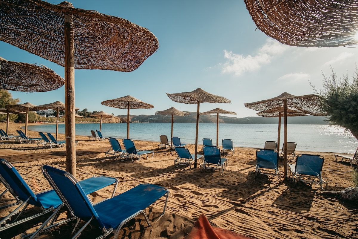 Serifos Lounge Beach Bar  Η καλύτερη μουσική. Από νωρίς το πρωί μέχρι αργά το βράδυ, απολαύστε καλοκαιρινά κοκτέιλ ή καφέ, πρωινό ή πρόχειρο γεύμα, δίπλα στην παραλία.