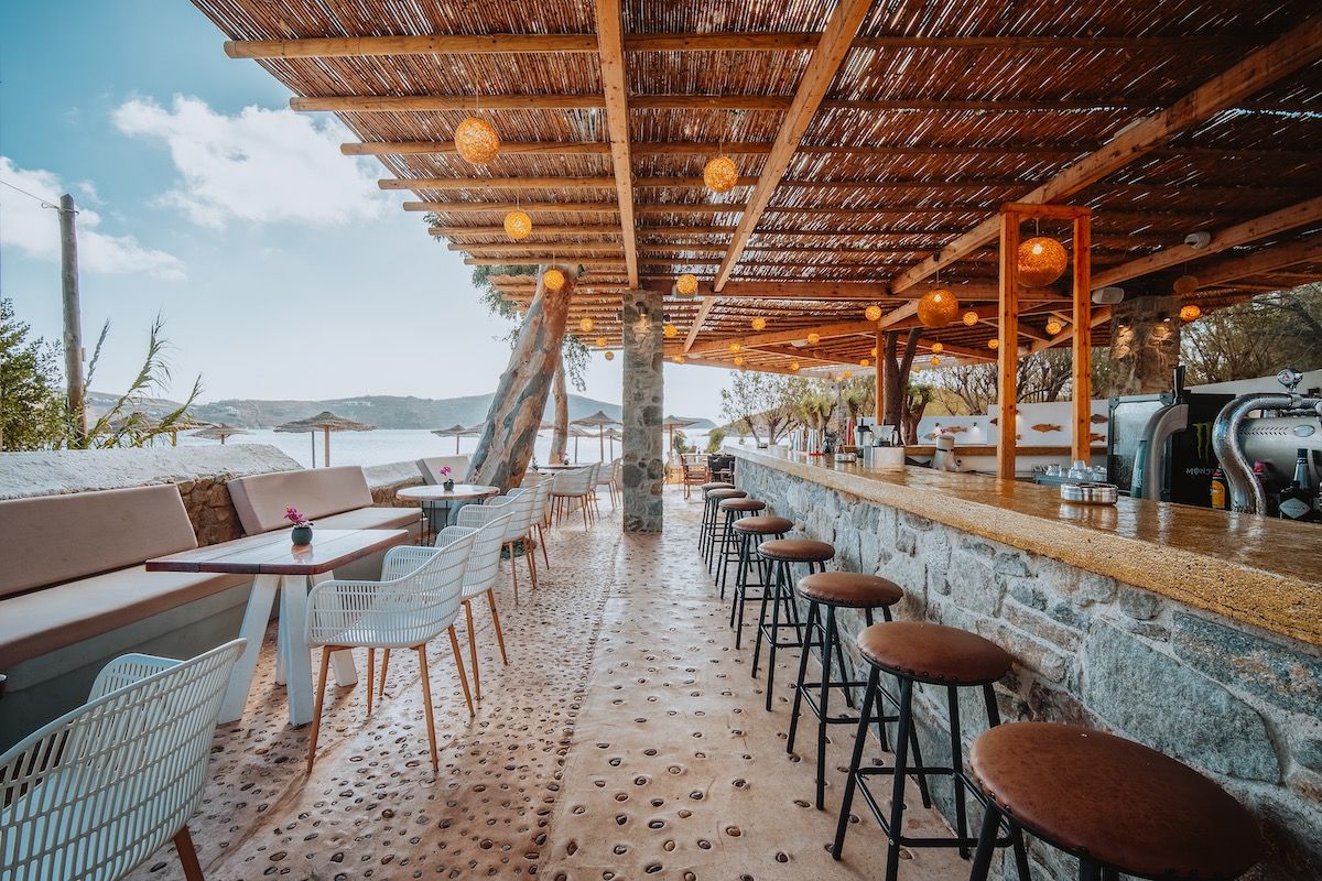 Serifos Lounge Beach Bar  Η καλύτερη μουσική. Από νωρίς το πρωί μέχρι αργά το βράδυ, απολαύστε καλοκαιρινά κοκτέιλ ή καφέ, πρωινό ή πρόχειρο γεύμα, δίπλα στην παραλία.