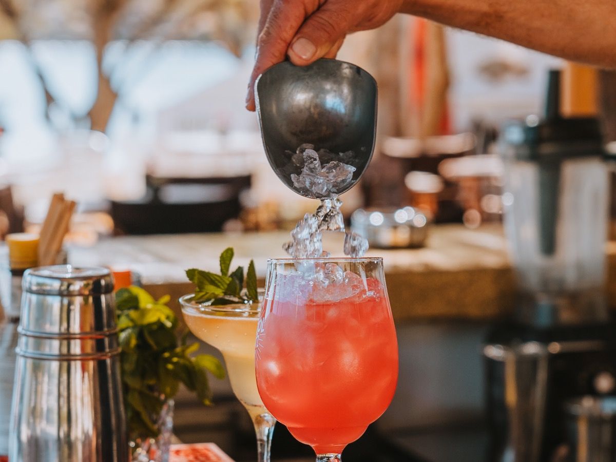 Serifos Lounge Beach Bar  Η καλύτερη μουσική. Από νωρίς το πρωί μέχρι αργά το βράδυ, απολαύστε καλοκαιρινά κοκτέιλ ή καφέ, πρωινό ή πρόχειρο γεύμα, δίπλα στην παραλία.