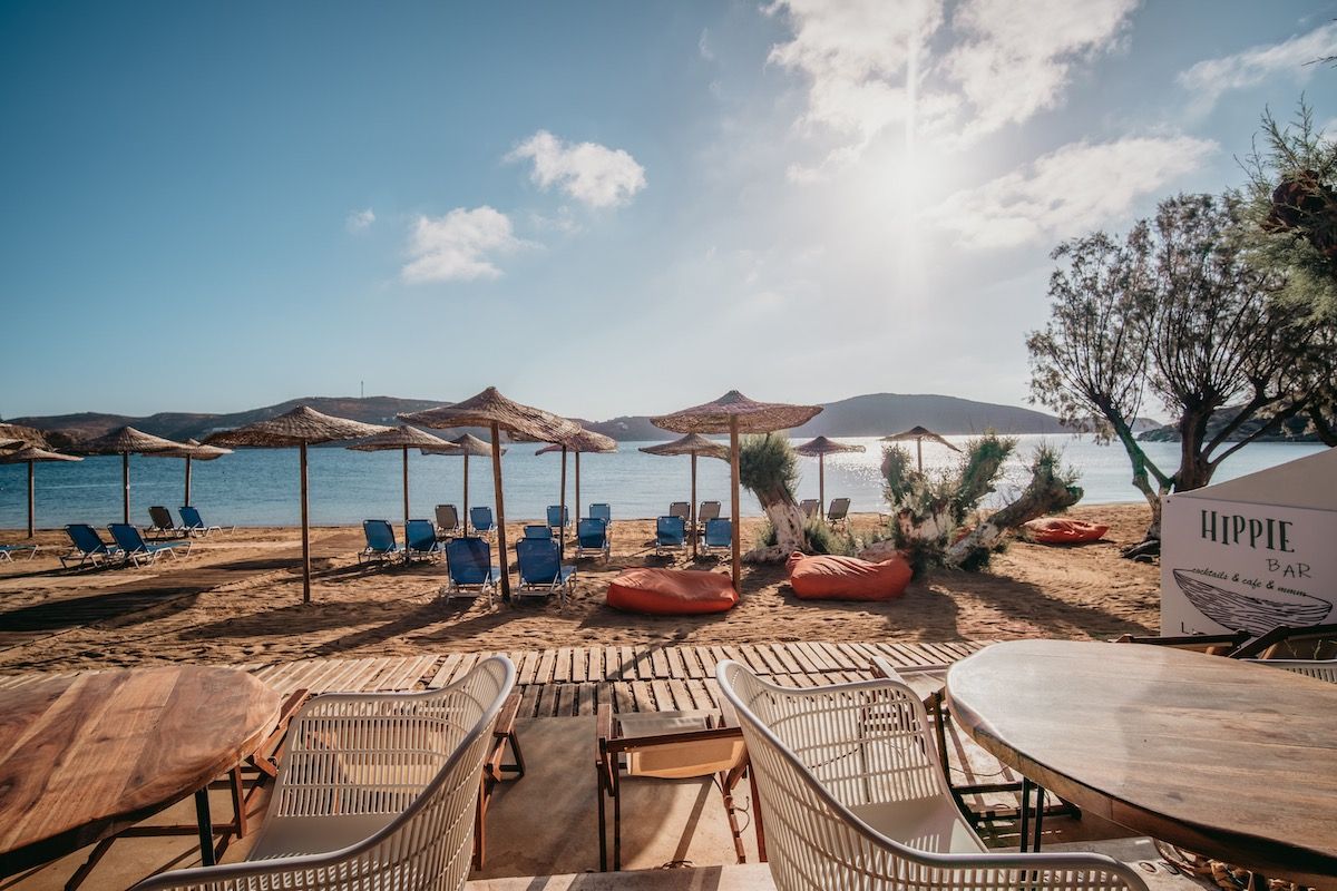 Serifos Lounge Beach Bar  Η καλύτερη μουσική. Από νωρίς το πρωί μέχρι αργά το βράδυ, απολαύστε καλοκαιρινά κοκτέιλ ή καφέ, πρωινό ή πρόχειρο γεύμα, δίπλα στην παραλία.