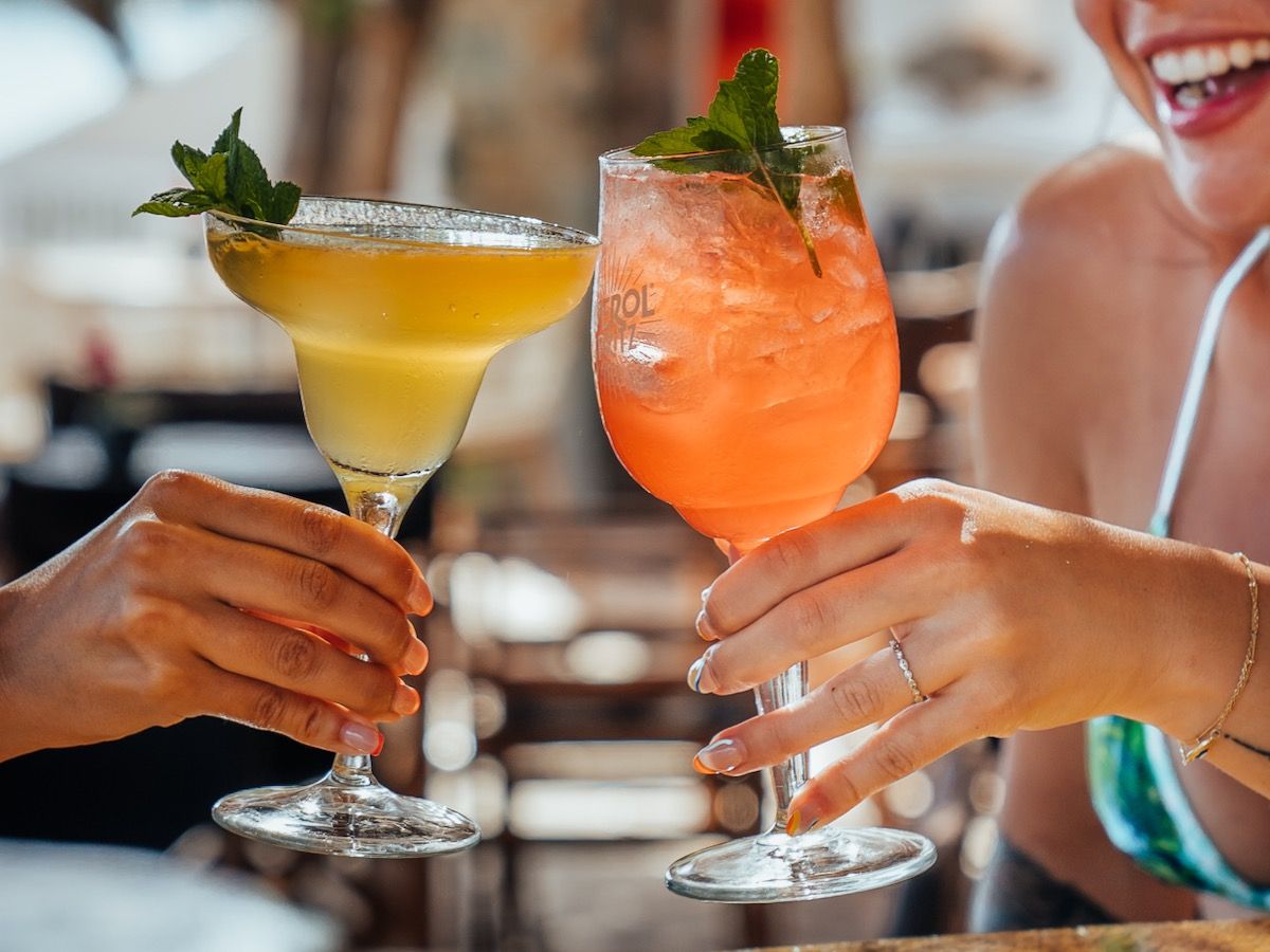 Serifos Lounge Beach Bar  Η καλύτερη μουσική. Από νωρίς το πρωί μέχρι αργά το βράδυ, απολαύστε καλοκαιρινά κοκτέιλ ή καφέ, πρωινό ή πρόχειρο γεύμα, δίπλα στην παραλία.